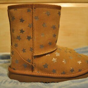 UGG Girls Size 13 Tan Star Boots Classic II Short Stars with cream fur
